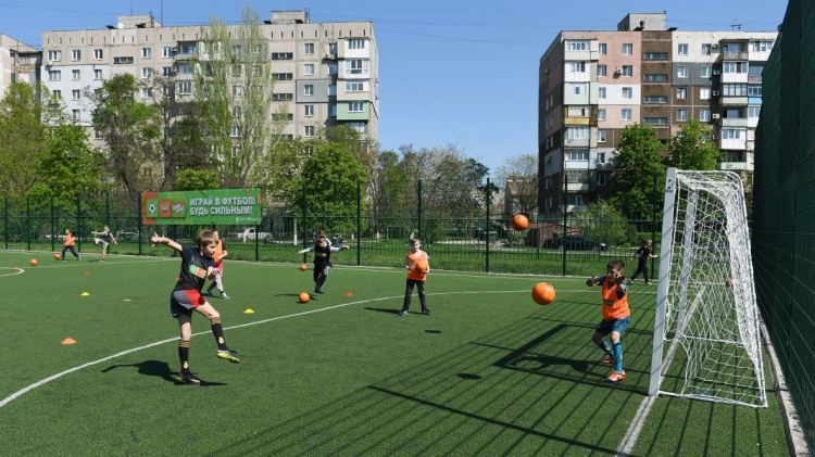 Футболисты «Шахтера» открыли в мариупольской школе новую спортплощадку (ФОТО)