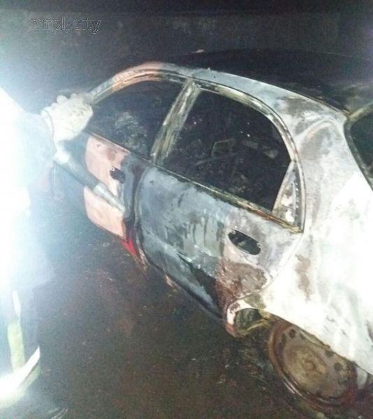 На въезде в Мариуполь авто врезалось в Сталевара и загорелось (ФОТО)