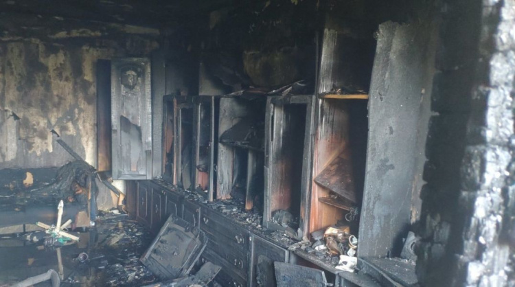 В Мариуполе выгорела квартира в многоэтажке. Госпитализирован мужчина