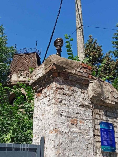 Нильсены вернулись после реставрации в Мариуполь: статуэтки установили на новых местах (ФОТО)