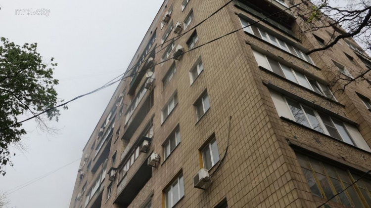 В Мариуполе с девятого этажа выпал мужчина: предполагают самоубийство (ФОТО)
