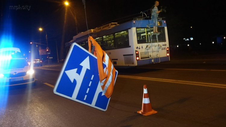 В Мариуполе дорожный знак едва не спровоцировал ДТП (ФОТО)