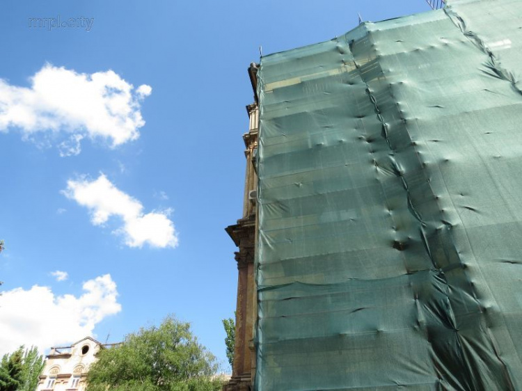 Сталинка в центре Мариуполя станет украшением города после ремонта (ФОТО)