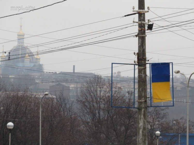 На площади Воинов-освободителей Мариуполя сорвано 10 государственных флагов Украины (ФОТОФАКТ)