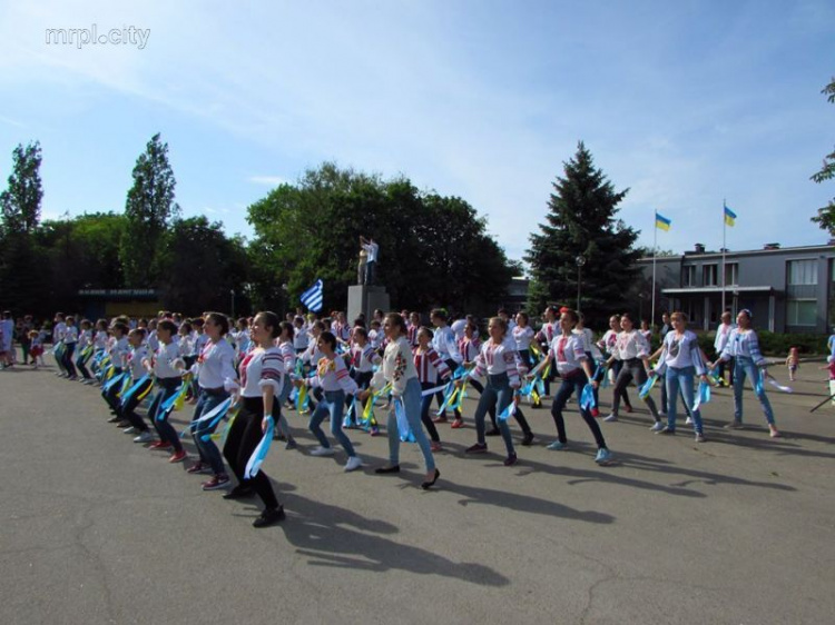 В поселке под Мариуполем дотанцевались до рекорда Украины (ФОТО)