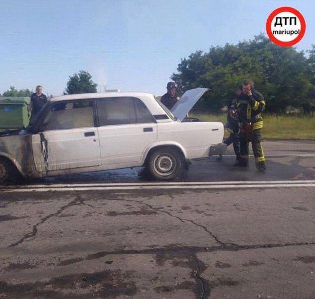 В Мариуполе на ходу загорелась легковушка (ФОТО)