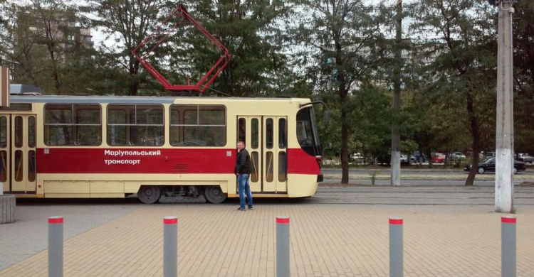 Трамваи Мариуполя перекрашивают в единую цветовую гамму (ФОТОФАКТ)