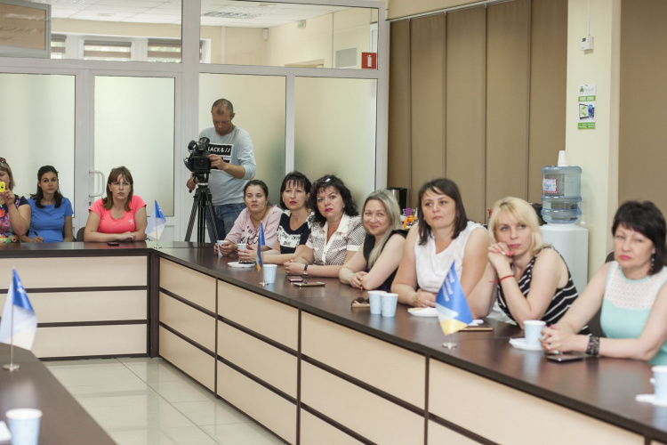 Женщины-депутаты со всей Украины приехали на конференцию в Мариуполь (ФОТО)