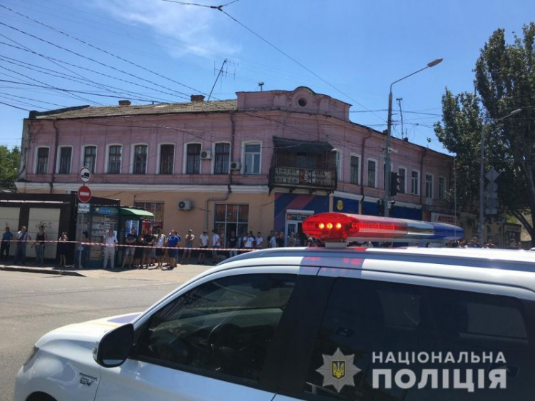 В Одессе мужчина захватил заложников и требовал миллион долларов и вертолет (ФОТО+ВИДЕО)