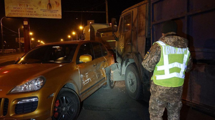 В Мариуполе военный КамАЗ столкнулся с  Porsche Cayenne (ФОТО)