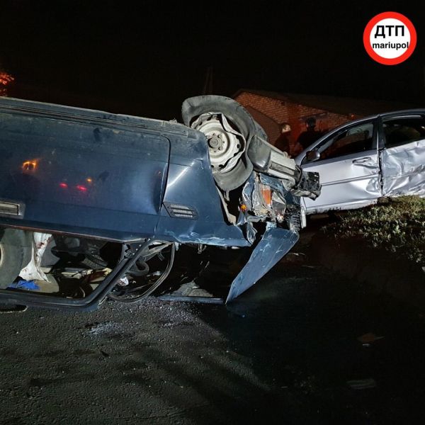 В Мариуполе легковушка врезалась в припаркованный автомобиль: пострадали шесть человек (ФОТО)