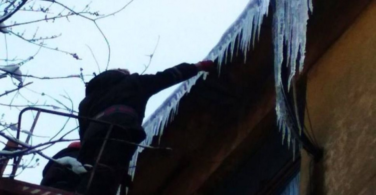 Жителей Мариуполя спасали от ледяной «бомбардировки» (ФОТО)