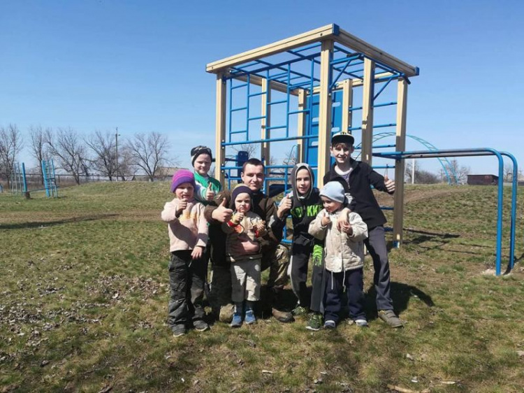 Дети из поселка под Мариуполем обратились к пограничникам с неожиданной просьбой (ФОТО)