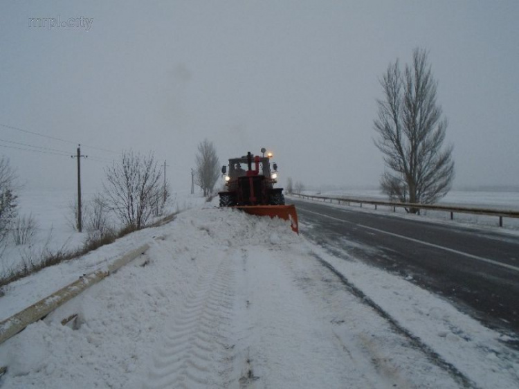 Автотрассы около Мариуполя освобождают от «снежных гор» с помощью тяжелой спецтехники (ФОТО)