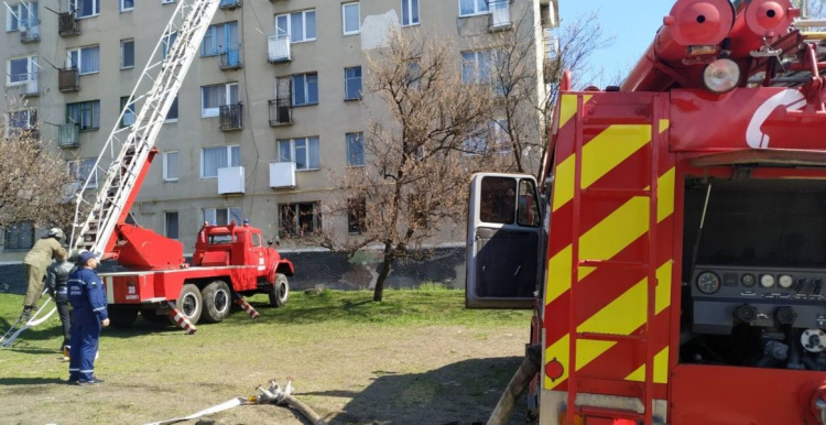 На Донетчине из горящей квартиры спасли мать с тремя детьми (ФОТО)