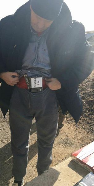 На КПВВ Донетчины мужчина и ребенок везли под одеждой контрафактные сигареты (ФОТО)
