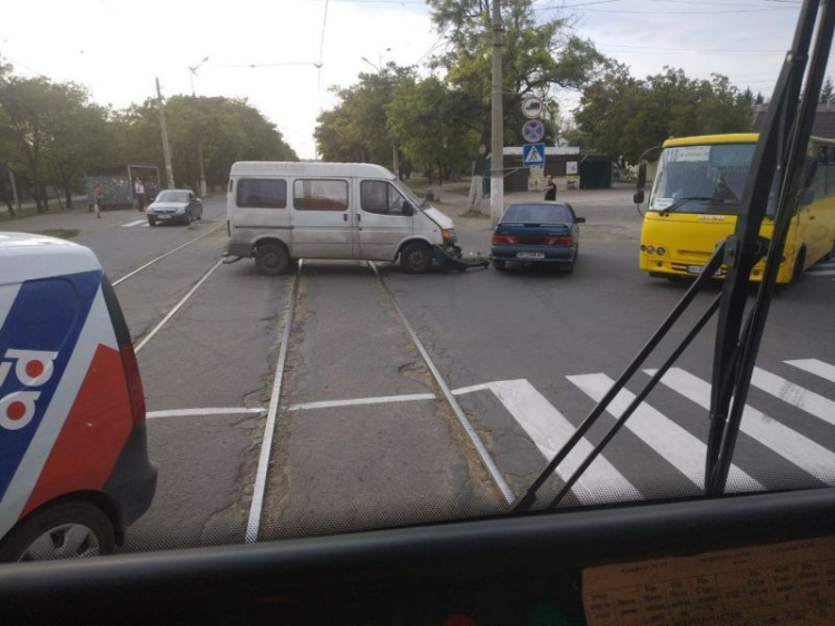 В Мариуполе столкнулись микроавтобус и легковушка. На месте работали три скорые (ФОТО)
