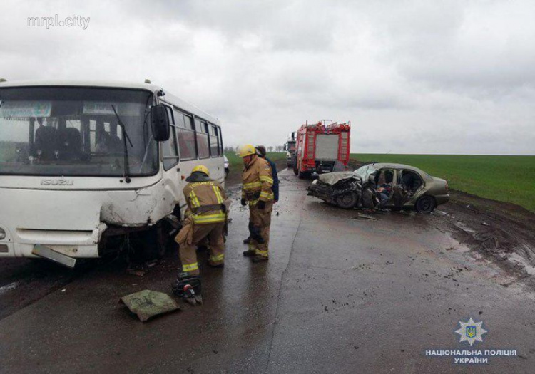 В автобус, везущий пассажиров в Мариуполь, врезалась легковушка – есть погибший (ФОТО)