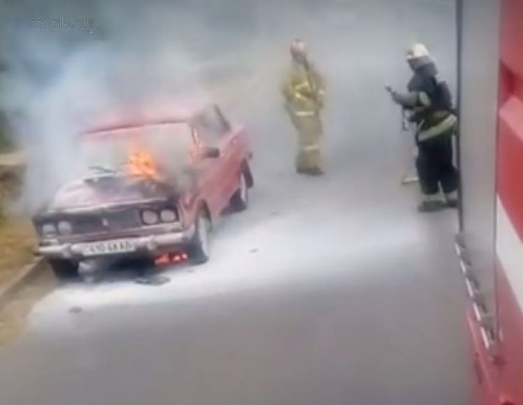 На дороге в Донецкой области внезапно загорелся автомобиль (ФОТО+ВИДЕО)