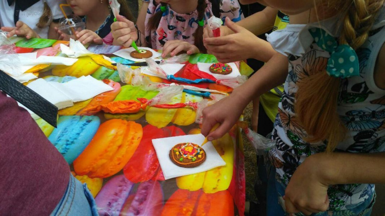 В Мариуполе дети подняли бокалы с дымящимися коктейлями «За первый день лета» (ФОТО+ВИДЕО)