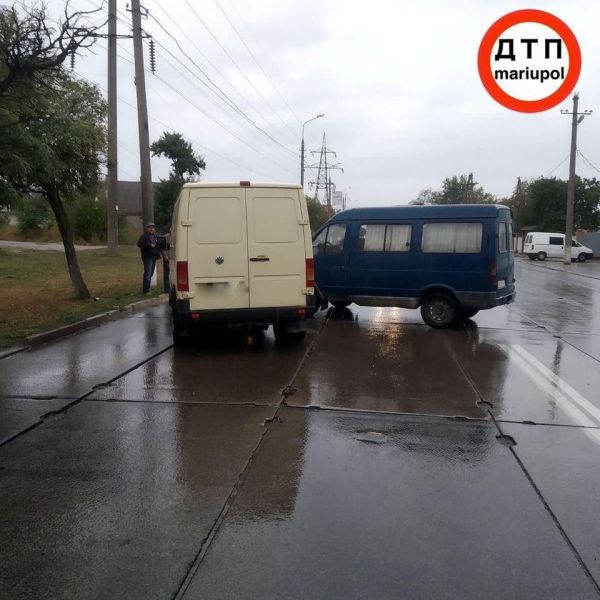 В Мариуполе два микроавтобуса попали в аварию