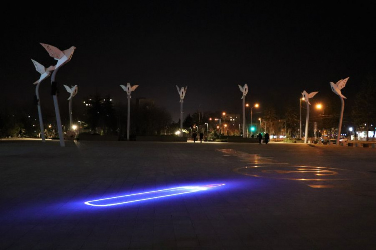 В честь Героев Небесной Сотни в Мариуполе спроектировали огромную лазерную свечу