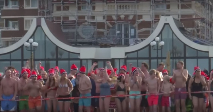 В Нидерландах тысячи людей отпраздновали Новый год в холодном море (ФОТО+ВИДЕО)