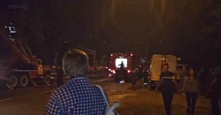 В Мариуполе три пожарные машины тушили корпус ПГТУ (ФОТО + ВИДЕО)
