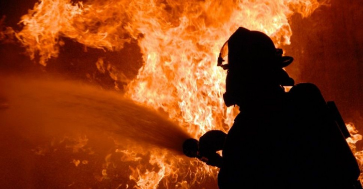 В Мариуполе загорелся дом: пострадавший - в тяжелом состоянии