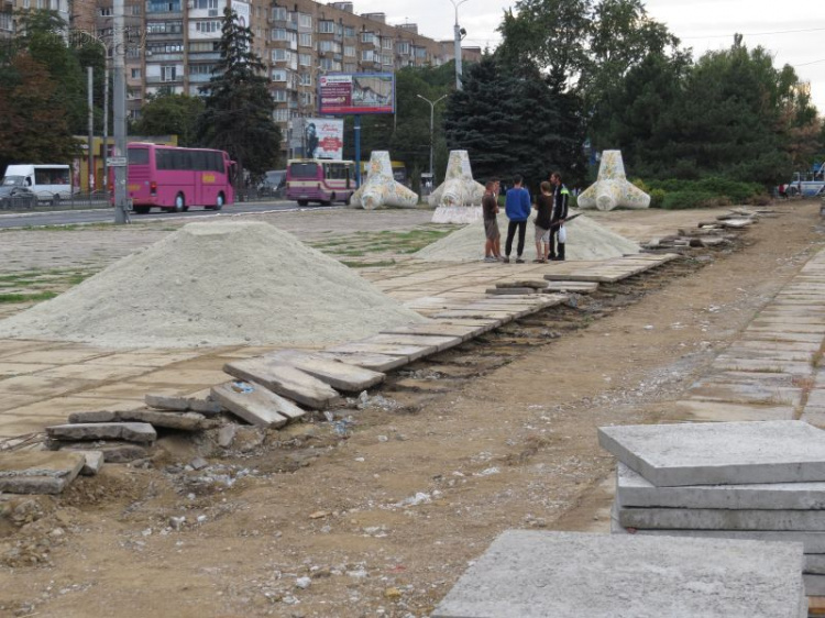 В Мариуполе начат ремонт площади Свободы (ФОТОФАКТ)