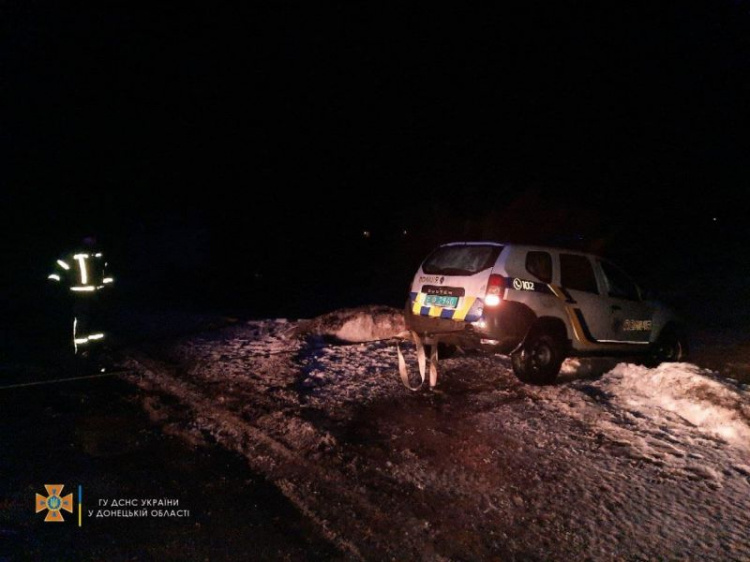 В снежные и грязевые «ловушки» на Донетчине попали машины «скорой», полиции, легковушки и автобус