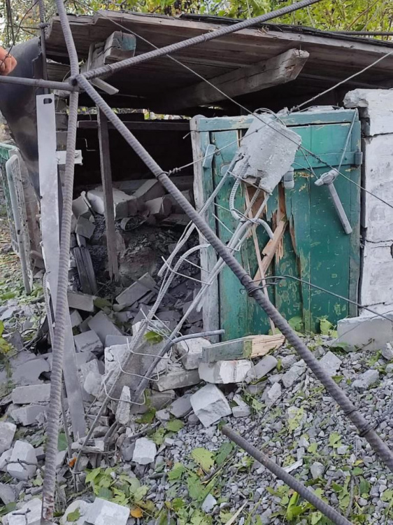 Десятки пошкоджених будинків та п’ять поранених: відомі наслідки російських обстрілів Донеччини