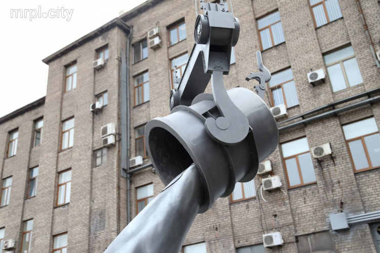 В Мариуполе азовстальские металлурги создали уникальную инсталляцию (ФОТО)
