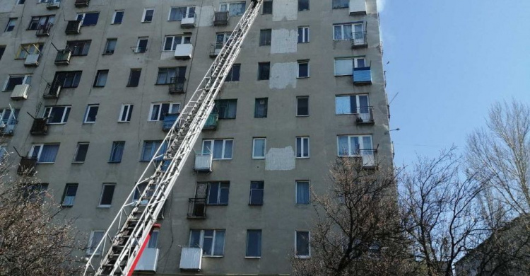 На Донетчине из горящей квартиры спасли мать с тремя детьми (ФОТО)