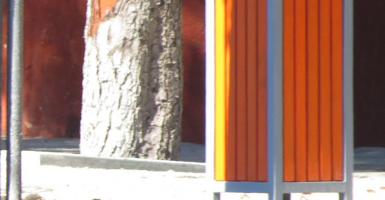 Полсотни ярко-оранжевых объектов появятся на главном проспекте Мариуполя (ФОТОФАКТ)