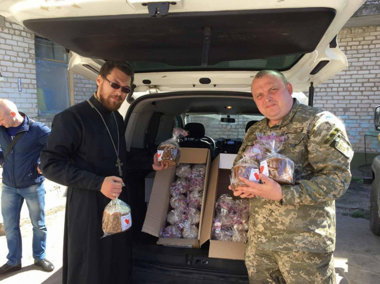 Военнослужащим в Мариуполе отвезли три автомобиля пасхальных сладостей (ФОТО)