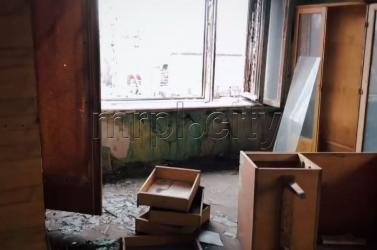 Мариупольская телеведущая показала заброшенное здание «Металлургстроя»