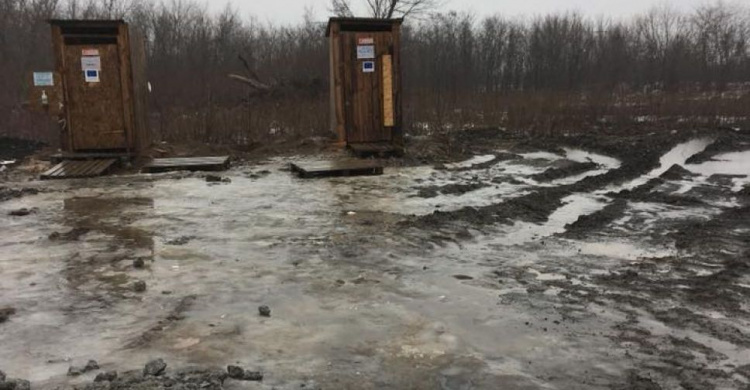 «Ничья земля и люди ничьи» - в сети показали туалеты нулевой зоны на Донетчине (ФОТО)