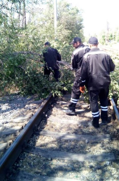 Шторм в Мариуполе блокировал железную дорогу (ФОТО)