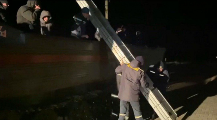 С острова в Азовском море из-за шторма эвакуировали 11 человек (ФОТО)