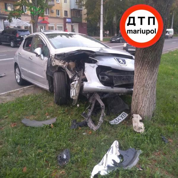 Peugeot после столкновения с Hyundai врезался в дерево на мариупольском проспекте