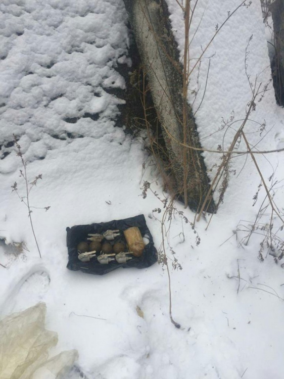 СБУ обнаружила пять тайников в зоне АТО с боеприпасами и гранатометами 