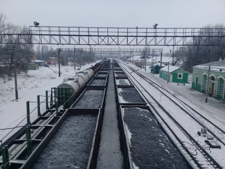 На станции Фенольная в Донецкой области не пропускают три грузовых состава