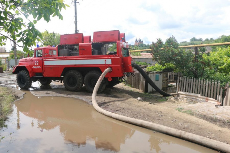 В Мариуполе спасатели откачали более 1000 кубометров дождевой воды из частных дворов и организаций