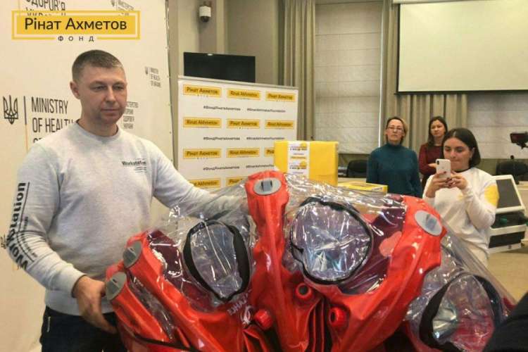 Коронавирус в Украине:  Фонд Рината Ахметова передал МОЗ средства индивидуальной защиты и оборудование для спасения больных от осложнений