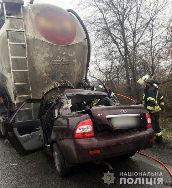 Жуткое ДТП на Донетчине: легковушка врезалась в грузовик (ФОТО)