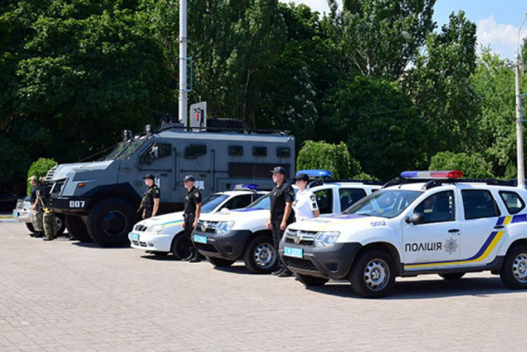 Восемь полицейских в Мариуполе получили звания от лейтенанта до майора (ФОТО)