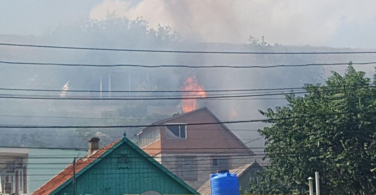 Ветер и огонь: в Мариуполе на Песчанке горит частный сектор (ФОТОФАКТ)