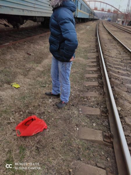 В Мариуполе безработный мужчина полез под поезд