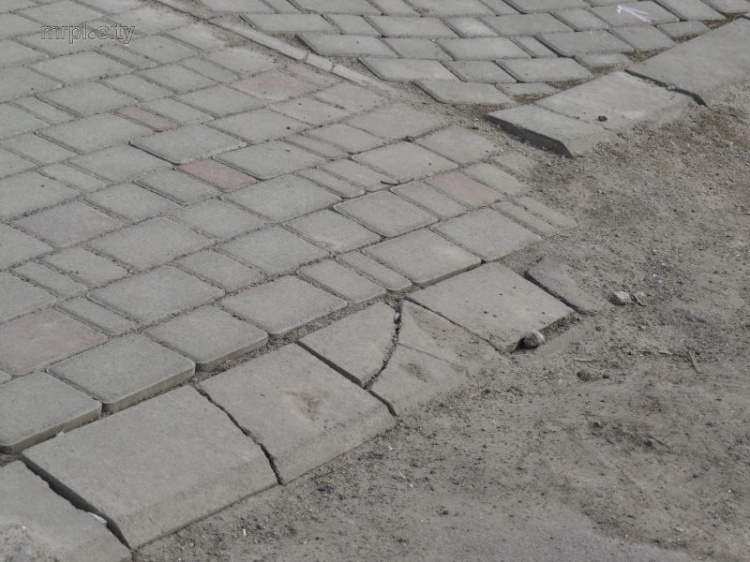 Мариуполь доказал, что демонтаж скандальной плитки с Греческой площади неизбежен (ФОТО)